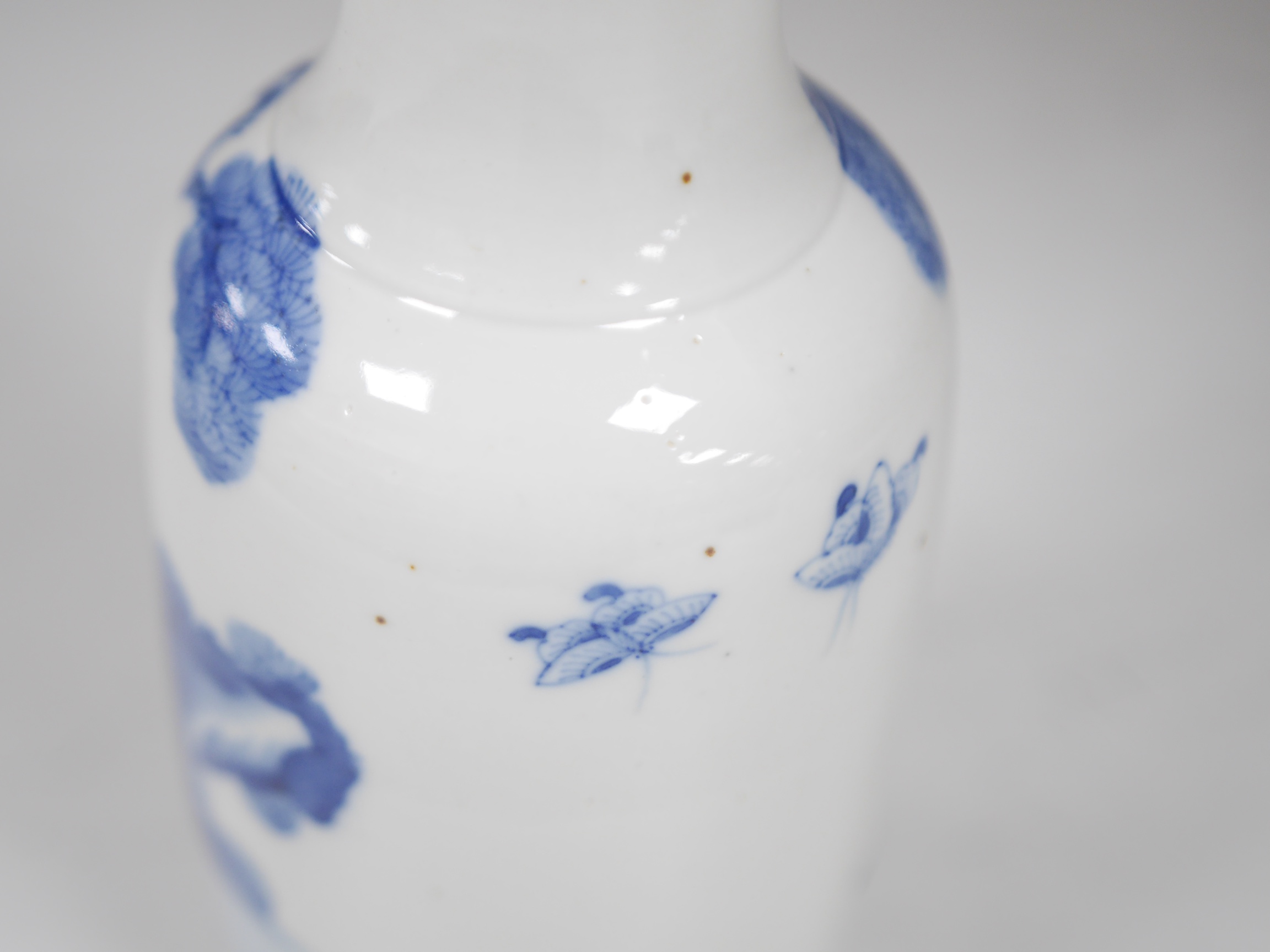 A Chinese blue and white rouleau vase, 25.5cm high. Condition - good